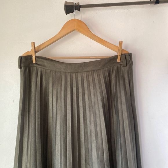 Zara XL Pleated Faux Suede Skirt - Picture 2 of 14